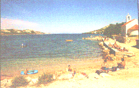 Strand und Kapelle in Stara Novalja